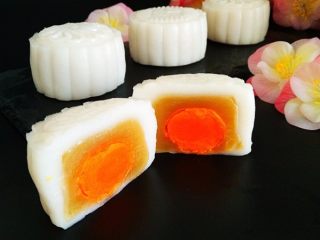 15、莲蓉蛋黄冰皮月饼,外皮Q弹软糯有韧性。