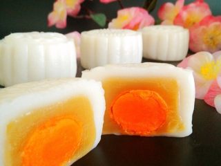 16、莲蓉蛋黄冰皮月饼,馅心微甜咸香。