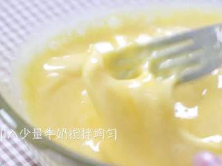 2、美式牛奶滑蛋,鸡蛋中加少量牛奶，搅拌均匀