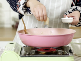 6、美式牛奶滑蛋,锅中均匀撒上少许食盐