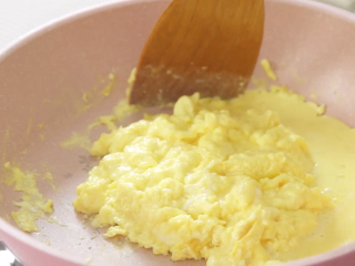 7、美式牛奶滑蛋,将鸡蛋翻炒均匀