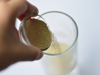 2、榴莲披萨,酵母倒入温水中静置一会