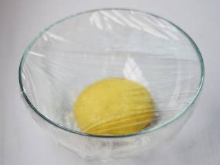 7、榴莲披萨,放入碗中，盖上保鲜膜，发酵1-2小时