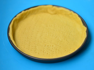 11、榴莲披萨,放入披萨盘中，用叉子叉些小孔