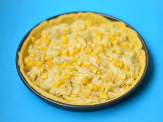 12、榴莲披萨,摆入去核的榴莲肉和玉米粒