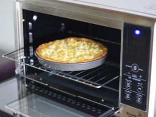 14、榴莲披萨,放入烤箱，200度上下火，烤至芝士融化即可