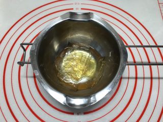 1、高颜值慕斯杯组合,吉利丁片10克，剪小泡在30克凉开水中，大约10来分钟，泡软即可