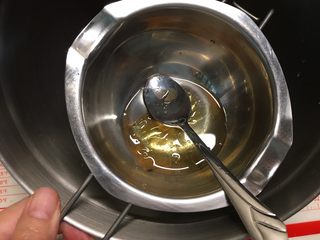 2、高颜值慕斯杯组合,隔热水融化吉利丁片，小勺搅拌