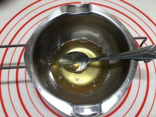 3、高颜值慕斯杯组合,吉利丁片已经完全融化了