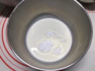 4、高颜值慕斯杯组合,淡奶油200克加20克糖粉打发