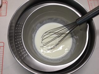 6、高颜值慕斯杯组合,我用的是无糖自制浓稠酸奶200克，酸奶如果从冰箱里取出需要回温，直接隔水稍微加热一下就行，手摸盆底有一点手温就行