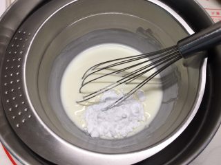 7、高颜值慕斯杯组合,因为是无糖酸奶，加了20克糖粉，如果是超市买的甜味酸奶，就不要再加糖了，搅拌融化