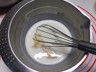 9、高颜值慕斯杯组合,将吉利丁溶液倒入酸奶