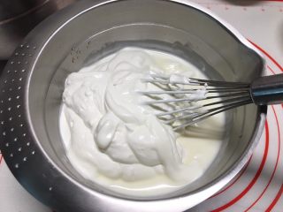 11、高颜值慕斯杯组合,倒入打发好的淡奶油