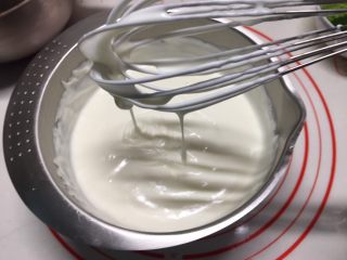 12、高颜值慕斯杯组合,搅拌均匀，这时慕斯糊的状态应该是浓稠的