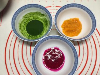 13、高颜值慕斯杯组合,抹茶用一点点水化开，芒果果肉用勺子压成泥，红心火龙果加一点水，用勺子压筛网过滤。这些都是调色用的，只需要少量即可