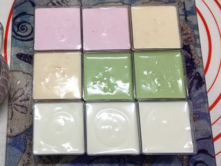 14、高颜值慕斯杯组合,根据自己的喜爱分别加入慕斯糊，加多颜色就深，可以少量分次加入。这个塑料盒大小约4*4*4cm，一小盒可以放50克慕斯糊