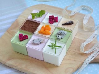 15、高颜值慕斯杯组合,装饰性材料有可可粉、迷迭香、薄荷、巧克力、各种水果，大家可以发挥想象力，颜值超高，姐妹们把我捧上天啦！