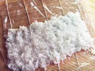 6、樱花寿司,铺上拌好的米饭。