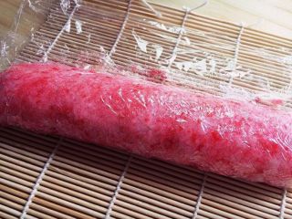 11、樱花寿司,打开寿司帘，再用手整理塑形。