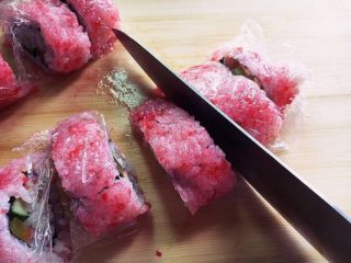 12、樱花寿司,可以不去掉保鲜膜直接用锋利的小刀切块即可。