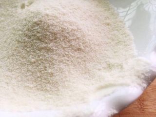 1、意式巧克力马卡龙,杏仁粉和糖粉过筛。