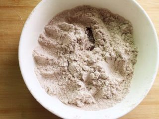 2、意式巧克力马卡龙,TPT粉加入可可粉，拌入老化蛋白