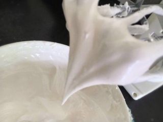 3、意式巧克力马卡龙,30g蛋清里加蛋白粉和糖粉打发至7成，意式糖水煮到118度慢慢倒入发泡中快速打发，温度降下来后慢速打发，打至光亮，提起有挺立直角状即可。
