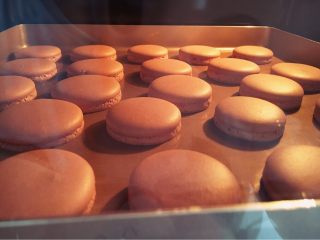 7、意式巧克力马卡龙,晾皮至轻触不会留有印痕，烤箱160度预热10分钟，单开上管烤4分钟后出现裙边，再单开下管140度烤10分钟。