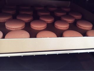 8、意式巧克力马卡龙,烤好后裙边会回落一点。