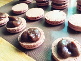 9、意式巧克力马卡龙,待晾凉后再将饼胚从油布上取下来，挤上夹馅即可。