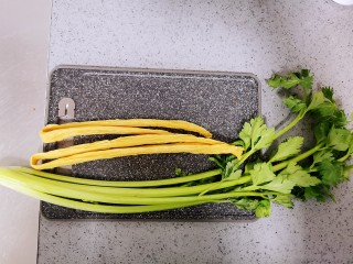 1、腐竹拌芹菜,准备食材