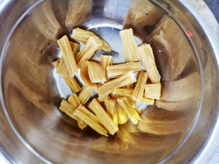 2、腐竹拌芹菜,腐竹剪成拇指长度