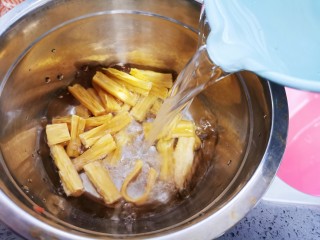 3、腐竹拌芹菜,加水浸泡至变软