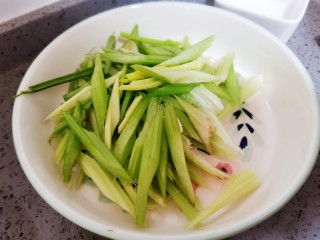 7、腐竹拌芹菜,盛入盘中
