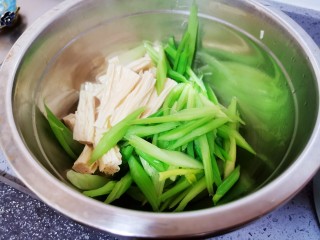 11、腐竹拌芹菜,盛入盆中