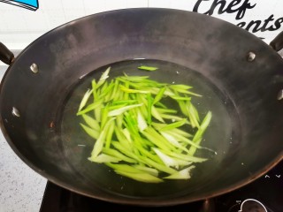 10、腐竹拌芹菜,芹菜焯水