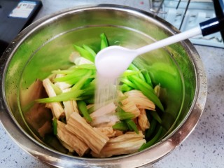 14、腐竹拌芹菜,加入盐