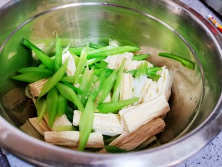 19、腐竹拌芹菜,不要着急搅拌