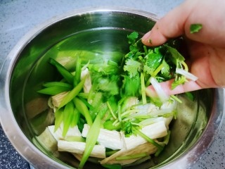20、腐竹拌芹菜,放入香菜段