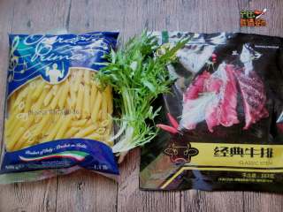 1、牛排斜管面,准备食材
