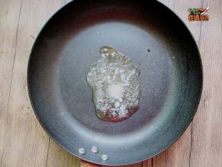 2、牛排斜管面,平底煎锅中放入10g黄油融化