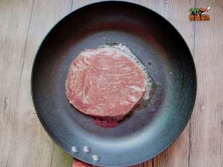 3、牛排斜管面,放进牛排两面煎