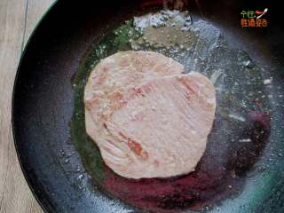 4、牛排斜管面,煎制到自己喜欢的口感，我喜欢8分的