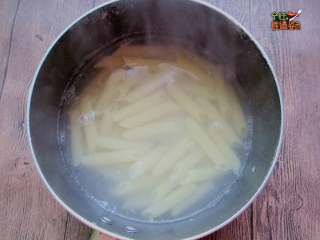 6、牛排斜管面,煮斜管面。水开后给点盐和油，一是让面进味，二是防止面粘连。