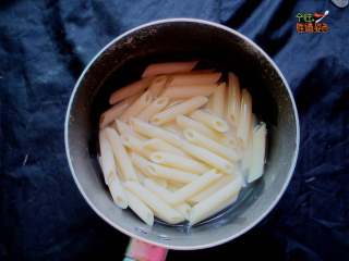 7、牛排斜管面,由于面不容易断生，我住了8分钟才彻底煮熟。