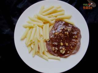 8、牛排斜管面,把意面和牛排摆盘，淋上酱汁