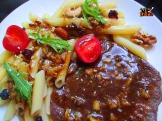 9、牛排斜管面,加点苦菊、小番茄之类的，就完成了