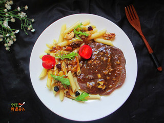 11、牛排斜管面,配上意面和蔬菜，一份完美的套餐就完成了。