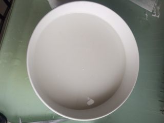 1、星冰粽,水晶粉与200g水混合均匀 放在一边